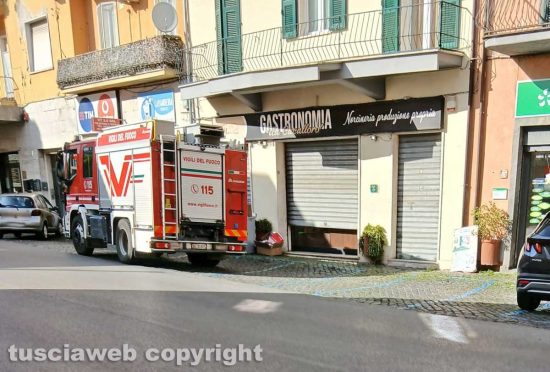 Montefiascone - Corto circuito in un'abitazione in via Dante Alighieri - L'intervento dei vigili del fuoco