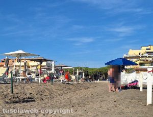 Tarquinia - Lo stretto corridoio di spiaggia libera al lido