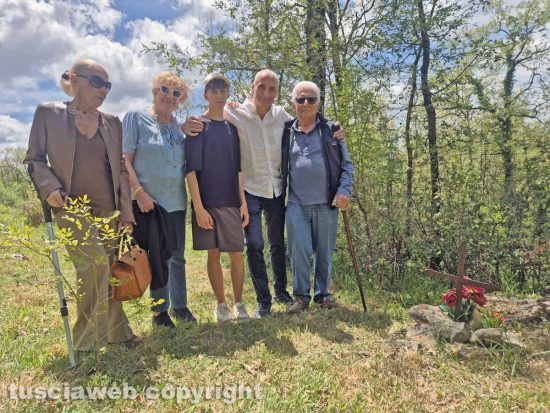 Sorano - La famiglia Lenti sul luogo dell'incidente aereo del capitano Mario Lenti