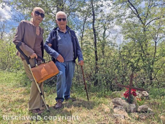 Sorano - I figli del capitano Lenti sul luogo dell'incidente aereo