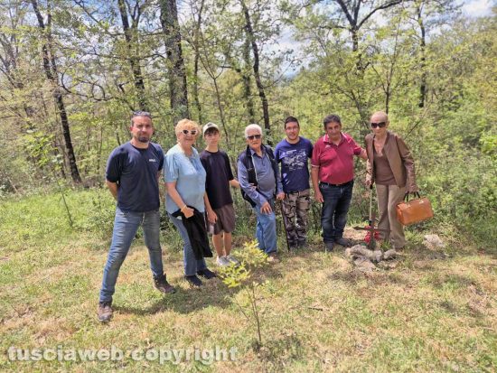 Sorano - La famiglia Lenti sul luogo dell'incidente aereo del capitano Mario Lenti
