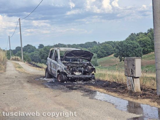 Montefiascone - Auto in fiamme in località Madonnella
