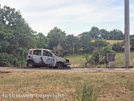Montefiascone - Auto in fiamme in località Madonnella