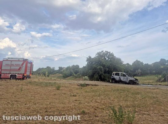 Montefiascone - Auto in fiamme in località Madonnella