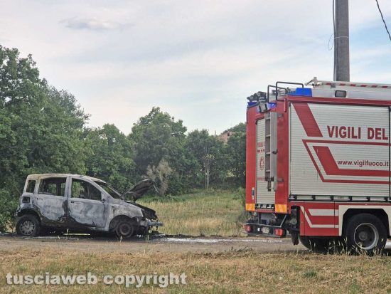 Montefiascone - Auto in fiamme in località Madonnella