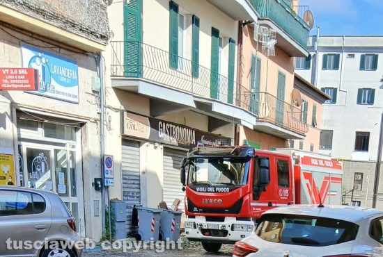 Montefiascone - Corto circuito in un'abitazione in via Dante Alighieri - L'intervento dei vigili del fuoco