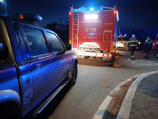 Tarquinia - Albero cade in via della Salara - Intervento di Aeopc e vigili del fuoco
