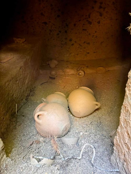 Aperta la seconda tomba etrusca inviolata a Barbarano Romano: all’interno una punta di lancia, olle, calici in bucchero e un aryballos