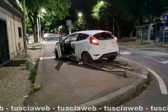 Viterbo - Un’auto è sbandata ed è finita sul marciapiede in viale Trento