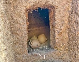 Aperta la seconda tomba etrusca inviolata a Barbarano Romano: all’interno una punta di lancia, olle, calici in bucchero e un aryballos