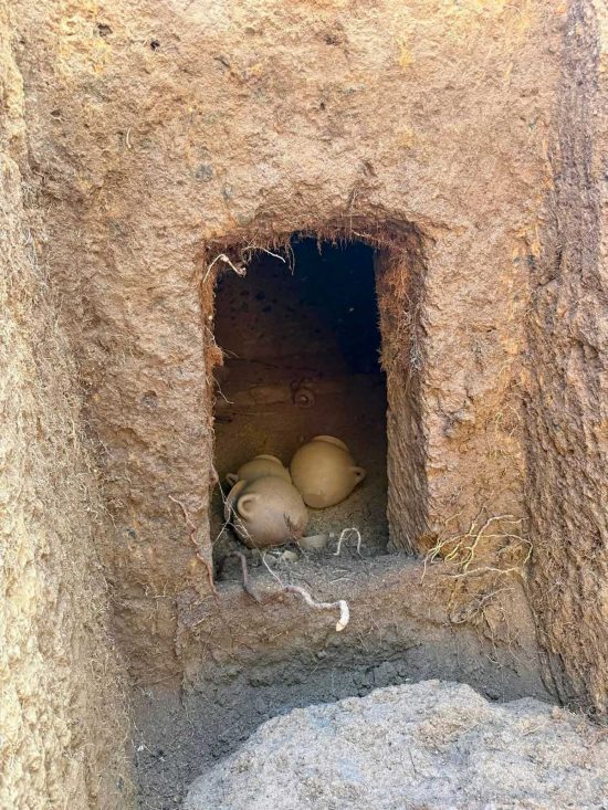 Aperta la seconda tomba etrusca inviolata a Barbarano Romano: all’interno una punta di lancia, olle, calici in bucchero e un aryballos