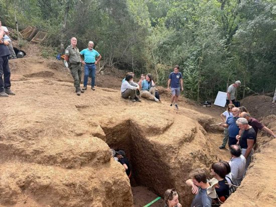 Aperta la seconda tomba etrusca inviolata a Barbarano Romano: all’interno una punta di lancia, olle, calici in bucchero e un aryballos