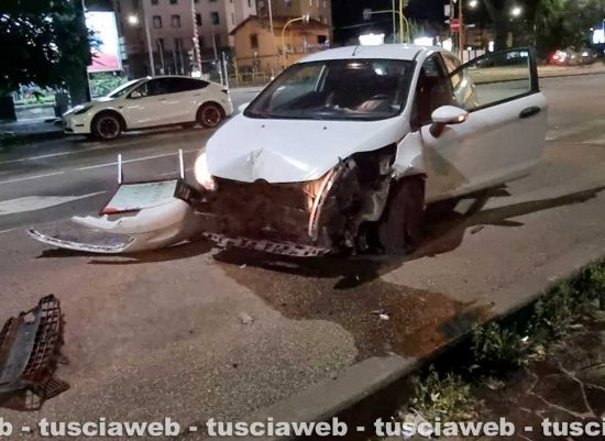 Viterbo - Un’auto è sbandata ed è finita sul marciapiede in viale Trento