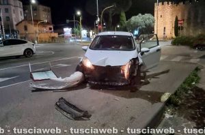 Viterbo - Un’auto è sbandata ed è finita sul marciapiede in viale Trento