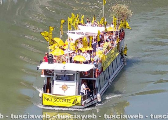 Roma - La manifestazione “Il Tevere non accetta scorie” - La Tuscia porta la protesta nel cuore della capitale