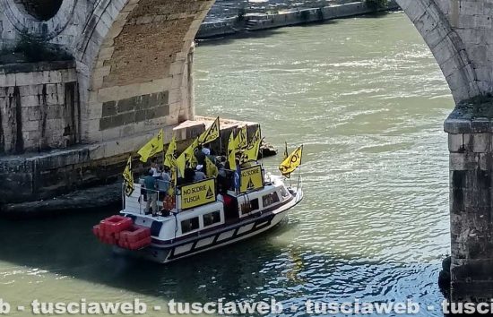Roma - La manifestazione “Il Tevere non accetta scorie” - La Tuscia porta la protesta nel cuore della capitale