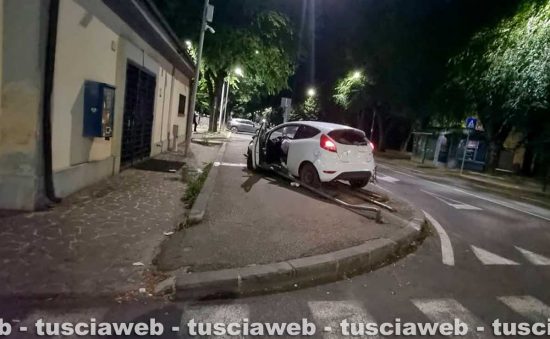 Viterbo - Un’auto è sbandata ed è finita sul marciapiede in viale Trento