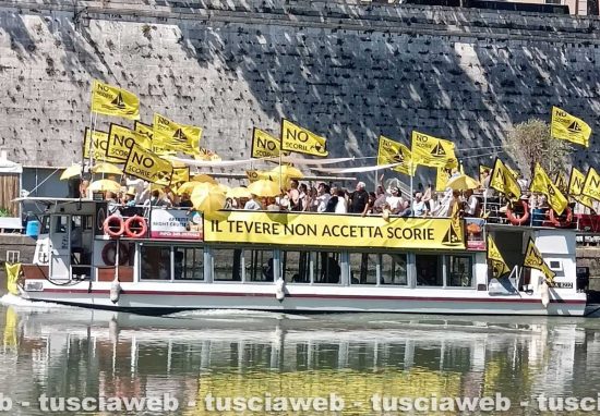 Roma - La manifestazione “Il Tevere non accetta scorie” - La Tuscia porta la protesta nel cuore della capitale