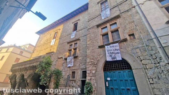 Viterbo - Mantegazza porta le sue “Parole Sputate” al palazzetto Mazzatosta
