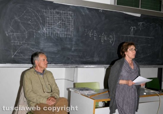 Gianni Mattioli in un aula di Agraria a Viterbo con Pieranna Falasca