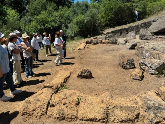 Il basamento del tempio a Grotta Porcina