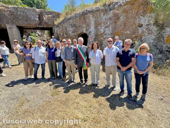 Il team della soprintendenza insieme al sindaco di Vetralla a Grotta Porcina