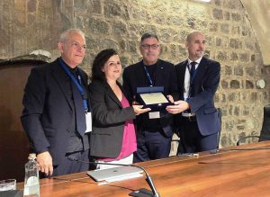 Viterbo - La consegna della targa alla Cna da parte della sindaca Chiara Frontini