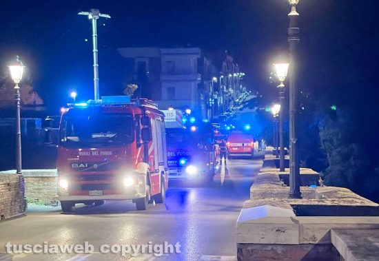 Civita Castellana - Giovane precipita da Ponte Clementino e muore - L'intervento dei vigili del fuoco