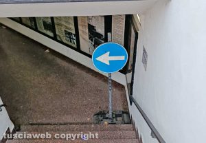 Sottopasso piazza Crispi - La grata rotta nessuno la ripara