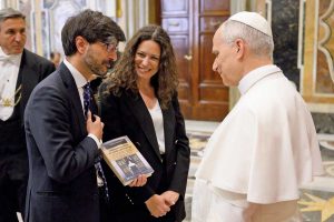 Città del Vaticano - Daniele Sabatini dona a papa Leone XIV il suo libro sul Giubileo dei due papi