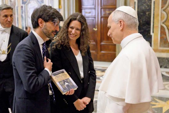 Città del Vaticano - Daniele Sabatini dona a papa Leone XIV il suo libro sul Giubileo dei due papi