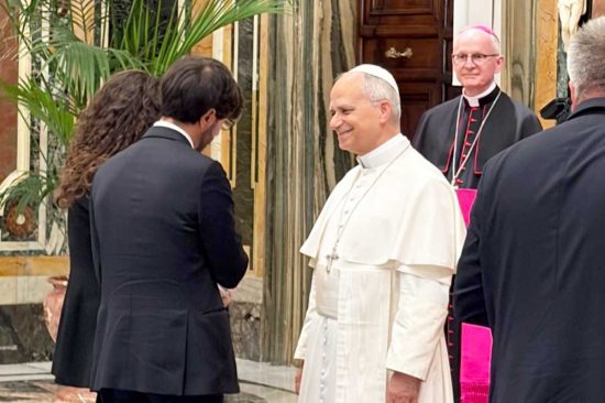 Città del Vaticano - Daniele Sabatini dona a papa Leone XIV il suo libro sul Giubileo dei due papi