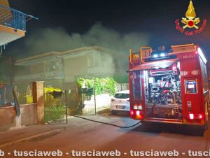 Ladispoli – Negozio in fiamme, evacuato per il fumo lo stabile soprastante