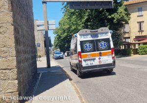 Viterbo - L'ambulanza in via Raniero Capocci