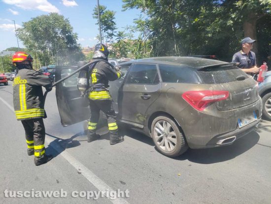Viterbo – Auto prende fuoco in via Belluno, le fiamme subito spente