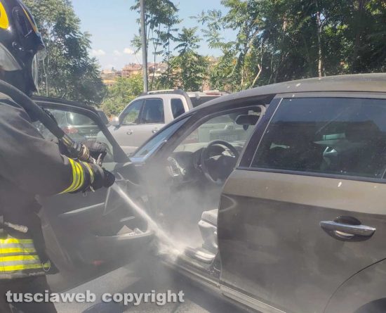Viterbo – Auto prende fuoco in via Belluno, le fiamme subito spente