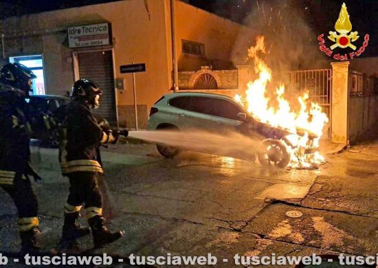 Civitavecchia - Auto in fiamma  - Intervento dei vigili del fuoco