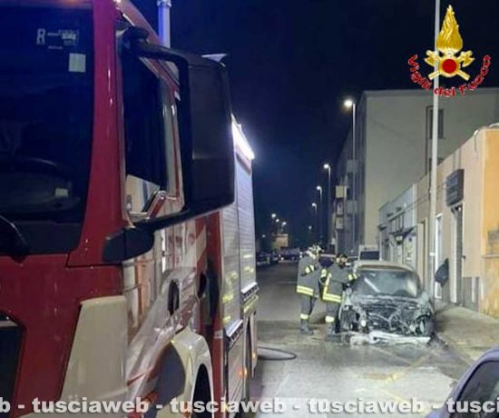 Civitavecchia - Auto in fiamma  - Intervento dei vigili del fuoco