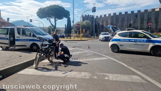 Viterbo – Investe ciclista e fugge, grave l’uomo caduto a terra