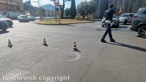 Viterbo – Investe ciclista e fugge, grave l’uomo caduto a terra