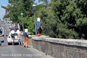 Civita Castellana - Giovane tenta di gettarsi dal ponte Clementino, salvato da due automobilisti e dal 118
