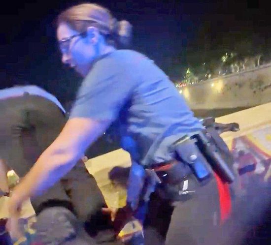 Roma - Carabinieri salvano uomo che voleva gettarsi nel Tevere