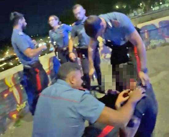 Roma - Carabinieri salvano uomo che voleva gettarsi nel Tevere