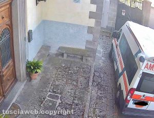 Viterbo - Ambulanza parcheggiata davanti al passo carrabile in via Doria