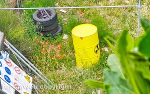 Viterbo - Rifiuti in via Rasetti - Un bidone con il simbolo di pericolo radioattivo
