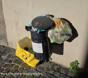 Viterbo - Cestino colmi di immondizia