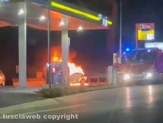 Viterbo - Scontro vicino alla stazione di Porta Romana, auto in fiamme