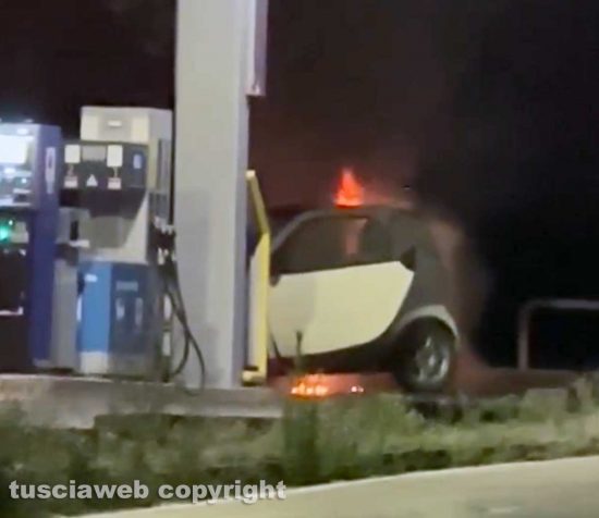 Viterbo - Scontro vicino alla stazione di Porta Romana, auto in fiamme