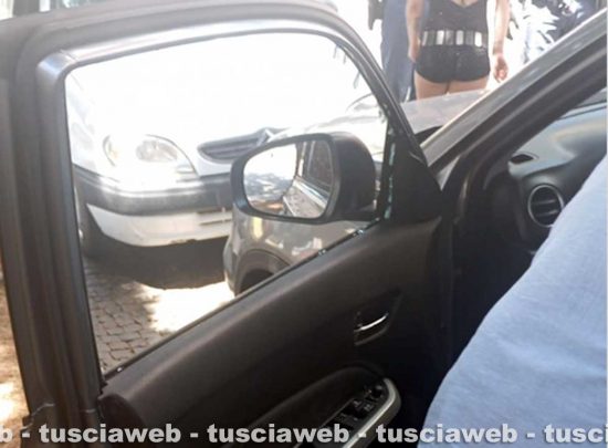 Viterbo - L'auto danneggiata al Sacrario