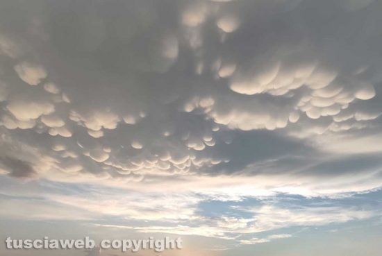 Nuvole mammatus al tramonto sopra Viterbo